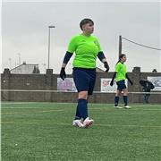 profesora de fútbol apta para niños de 8 a 14 años